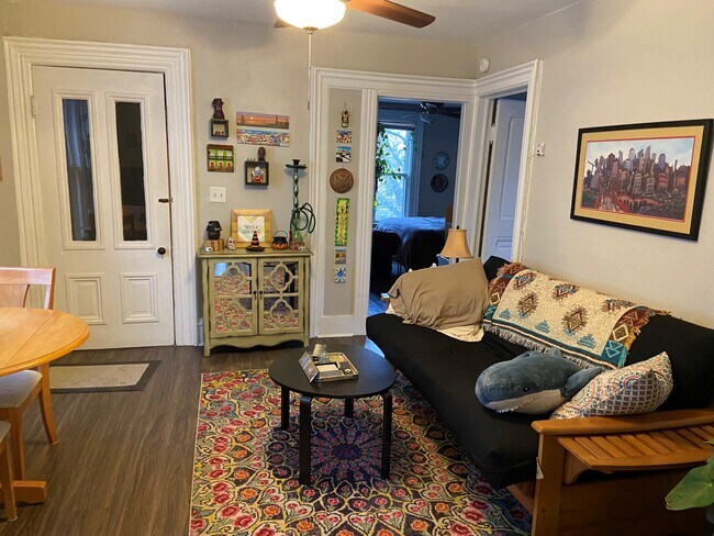 living room - 2639 Taylor St NE Unidad #1