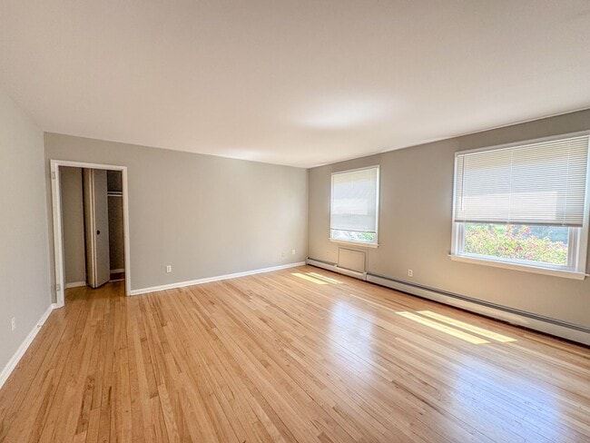 Building Photo - Blake Gardens Unit 29 Farnham Ave - 23 Rental