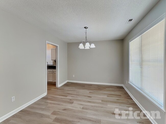 Photo - 4417 Woodlawn Dr