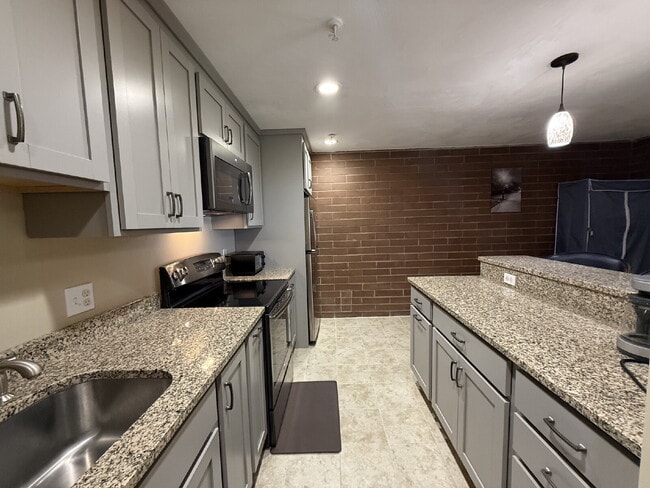 Building Photo - Modern & furnished studio Unit #815