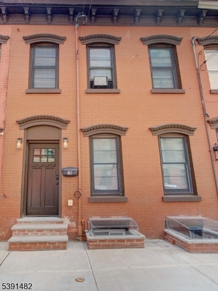 Photo - 16 Eagles St