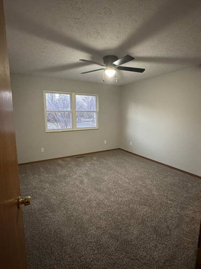 Photo - 3 Bedroom Home with large fenced in backyard