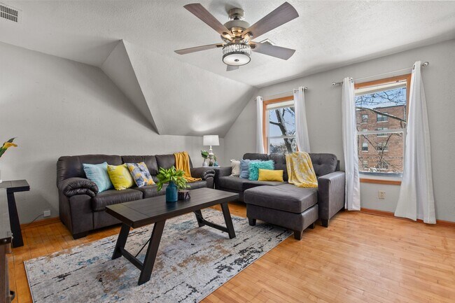 Photo - 1412 N Durkee St Unidad 1412 1/2 - Upper