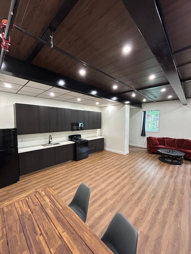 Photo - 64 Sand Creek Rd Unidad main building