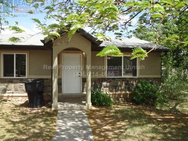 Building Photo - 2 bedroom, 1 Bath Duplex in Roosevelt! Rental