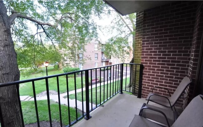 Building Photo - 3204 Spartan Rd Unit 10