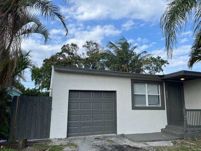 Building Photo - Newly renovated 3/2 for rent!