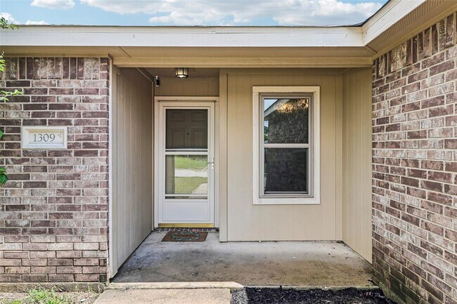 Photo - 1309 Marlee Cir