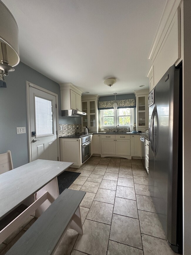 Photo - 932 Robinson St