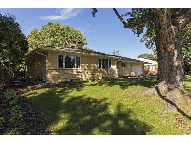 Photo - 4222 Basswood Rd