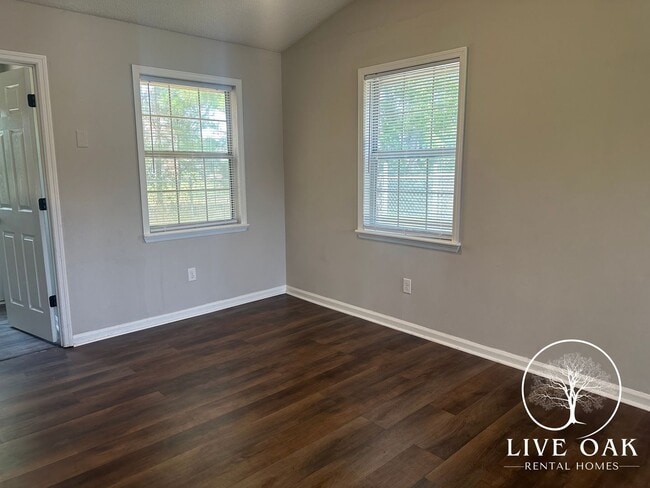 Photo - MOVE IN SPECIAL: $500 OFF 1ST MONTH'S RENT!**