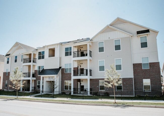 Building Photo - Beautiful Top Level Condo w 1 car garage Unit #304