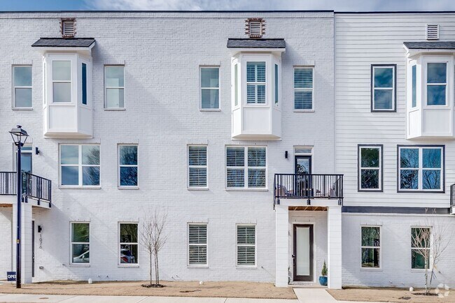 Building Photo - Gorgeous 3/3.5 Townhome Minutes From Downt...