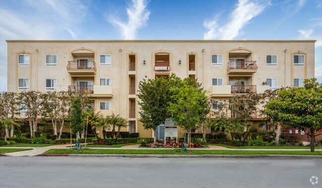 Facade - Vinton Court Apartments