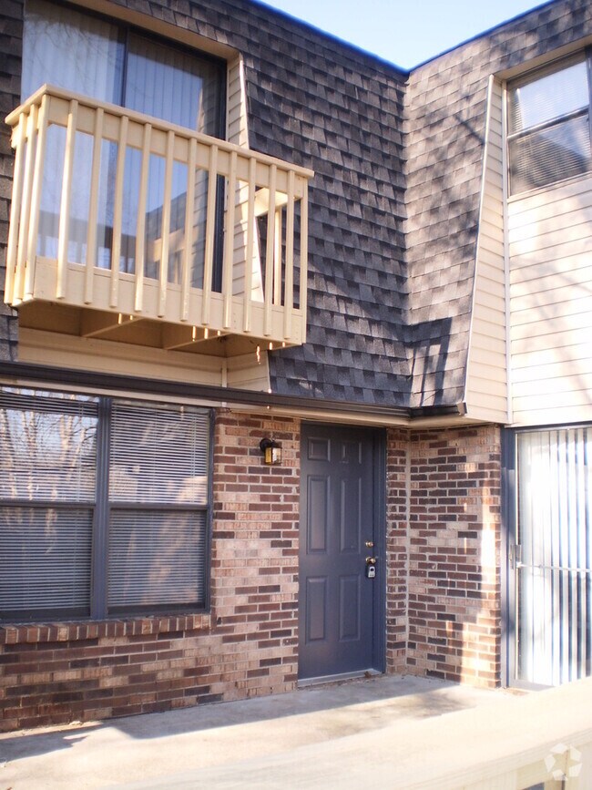 Building Photo - NICE--2 Bedroom 1.5 Bath Townhouse WEST of... Unit D