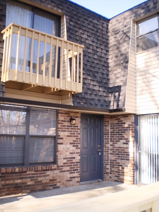 NICE--2 Bedroom 1.5 Bath Townhouse WEST of... - NICE--2 Bedroom 1.5 Bath Townhouse WEST of... Unit D