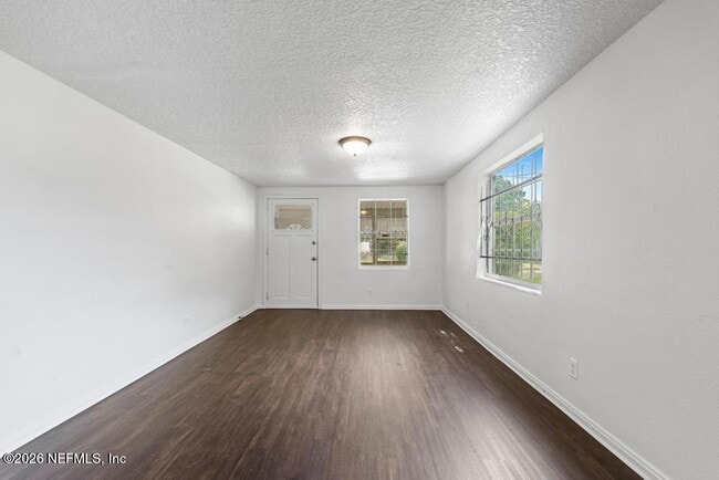 Photo - 1424 W 9th St