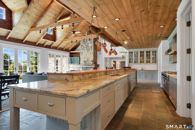 55 Bishop Ln