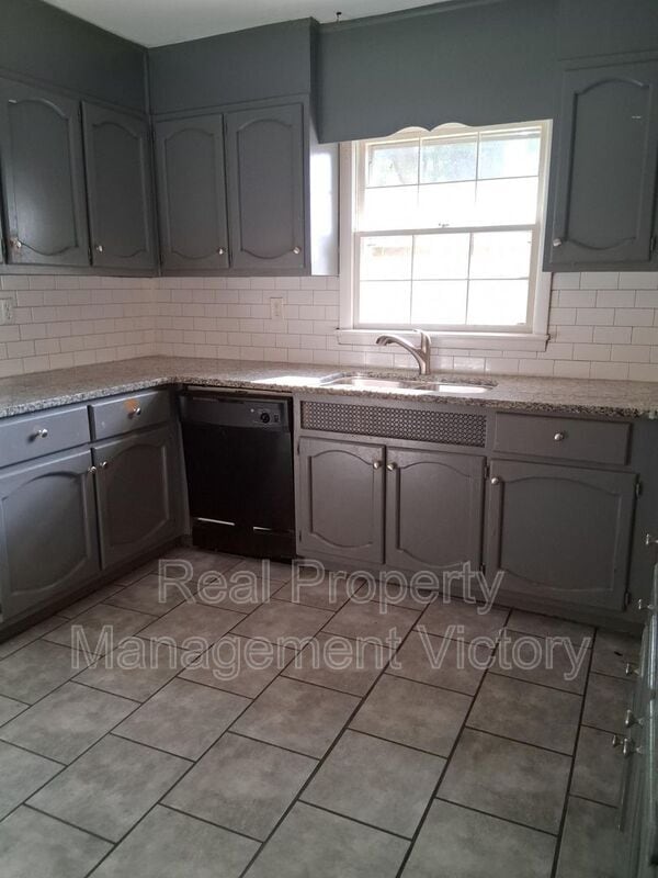 Photo - 817 Springlake Cir NE