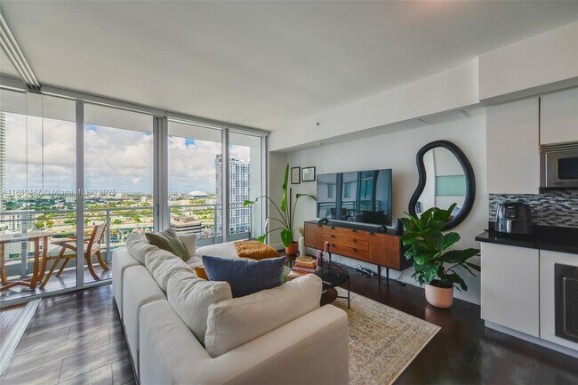 Photo - 92 SW 3rd St Unidad 2707