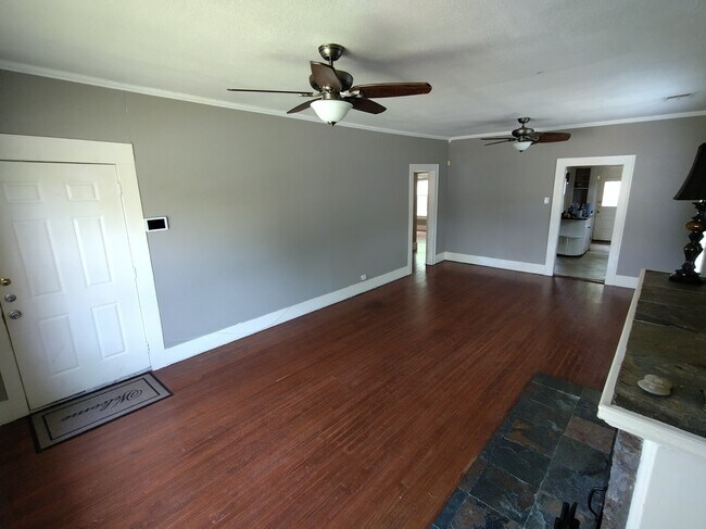 spacious living area - 826 W Lynwood Ave