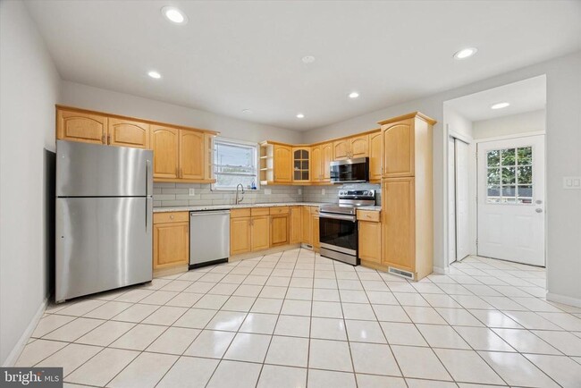 Photo - 271 Monroe St