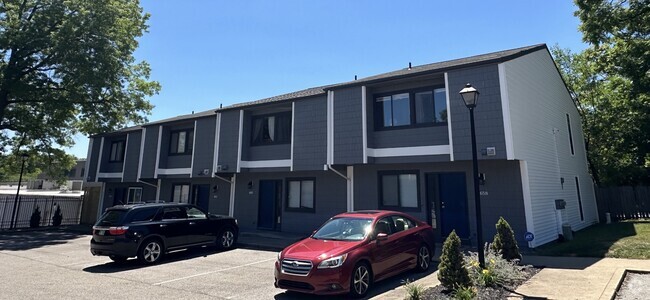 Building Photo - Akron U Townhomes - Student Housing