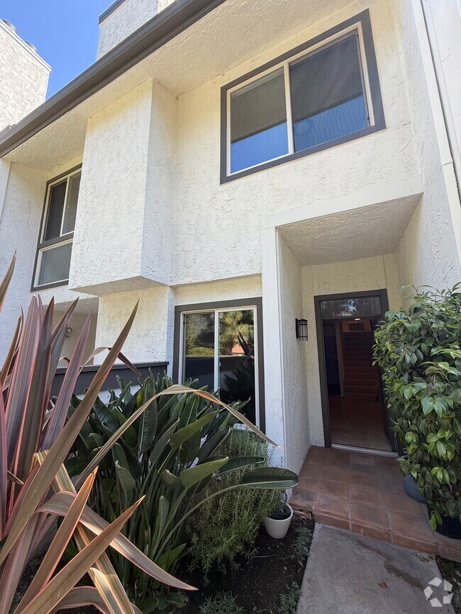 Building Photo - 17085 Palisades Cir Rental