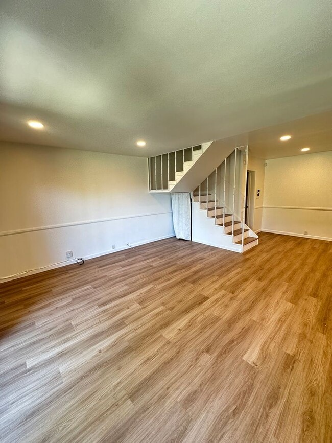 Photo - 230 Regency Ct Unidad A