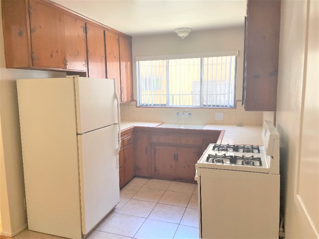 Photo - 1255 N Mansfield Ave Unit 2