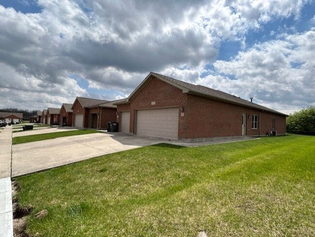 Building Photo - Modern & Spacious 3-Bedroom Ranch Condo! Unit 1530-D Williamsburg Pl