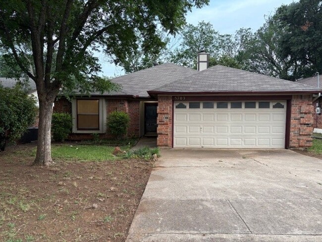 Building Photo - Charming 3 Bedroom Home!!