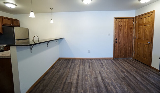 Large Dinette and Entry Closet - Mapleview Apartments