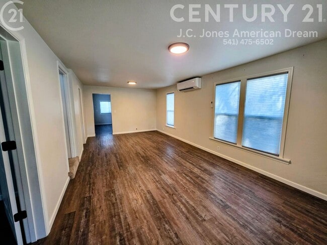 Photo - Close to River Access, and Historic Downtown Grants Pass