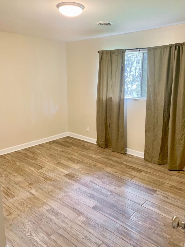 Building Photo - For Rent - 3 Bedroom 1.5 Bath in Valley View!