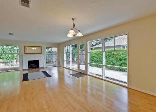 Photo - Spacious & Bright Home Close to Parks, Schools, Shopping and More!