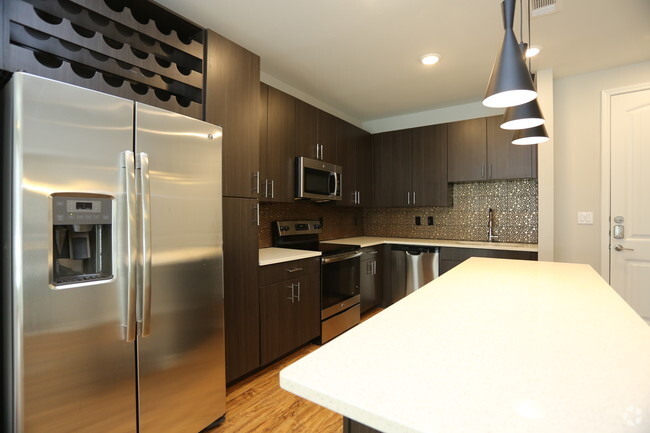 Kitchen Features - Oxford at Medical Center Apartments