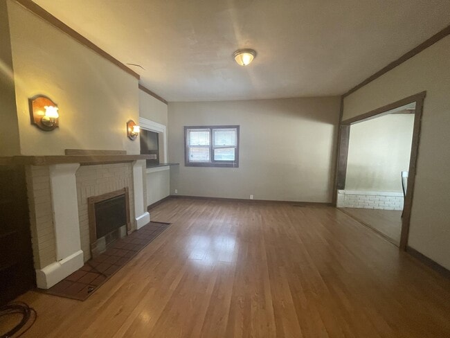 Photo - 425 E 7th St