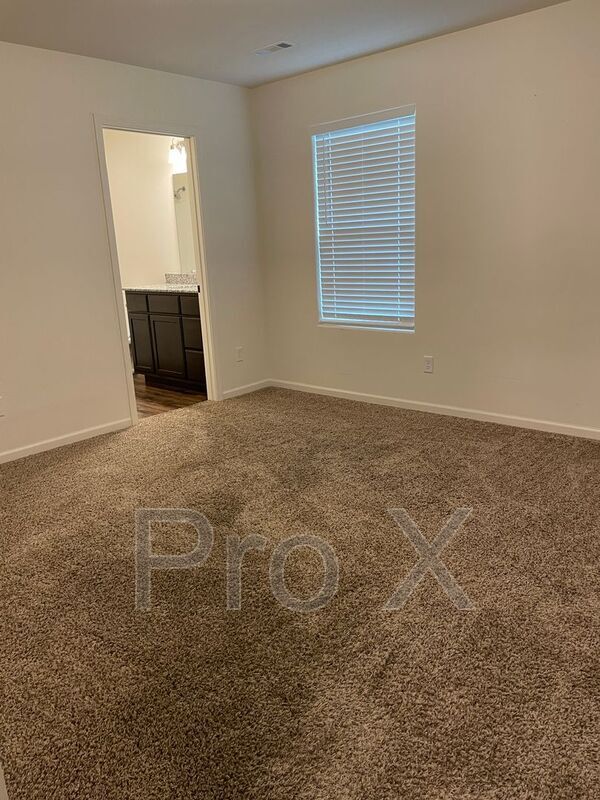 Photo - 731 N Oak St