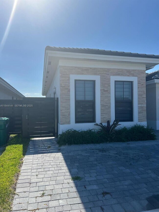 Building Photo - 1840 SW 144th Ave Unit Apt