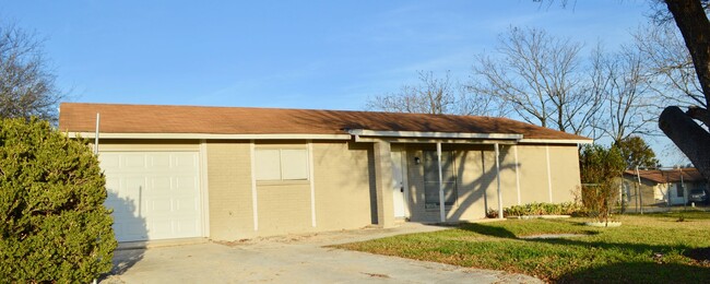 Remodeled 3 bed 2 bath home off Nacogdoches! - Remodeled 3 bed 2 bath home off Nacogdoches!