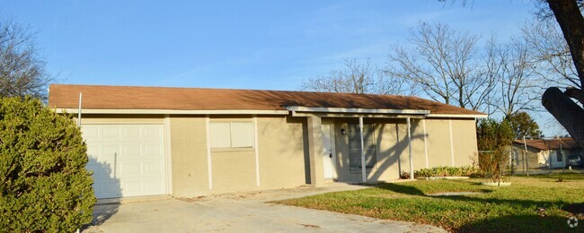 Building Photo - Remodeled 3 bed 2 bath home off Nacogdoches!