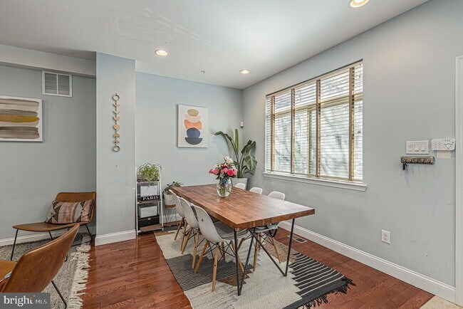 Photo - 1935 W George St