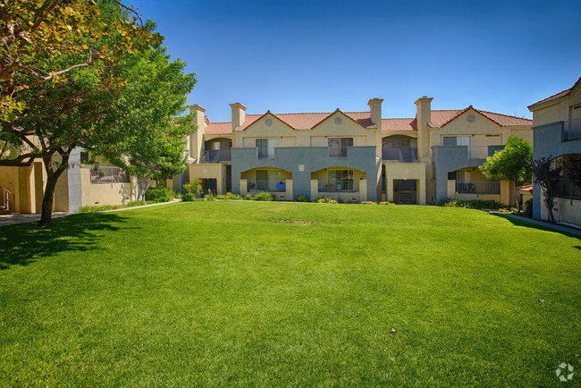 Building Photo - Highland Downs Apartments