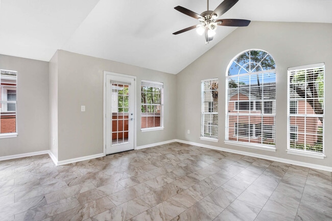 Photo - 1055 Crystal Way Unidad J