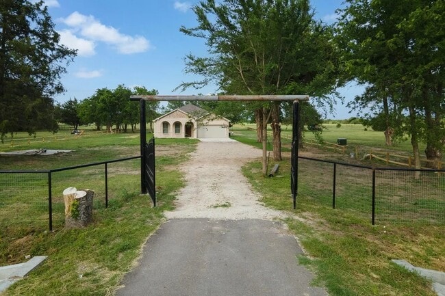 Building Photo - 1300 FM 667