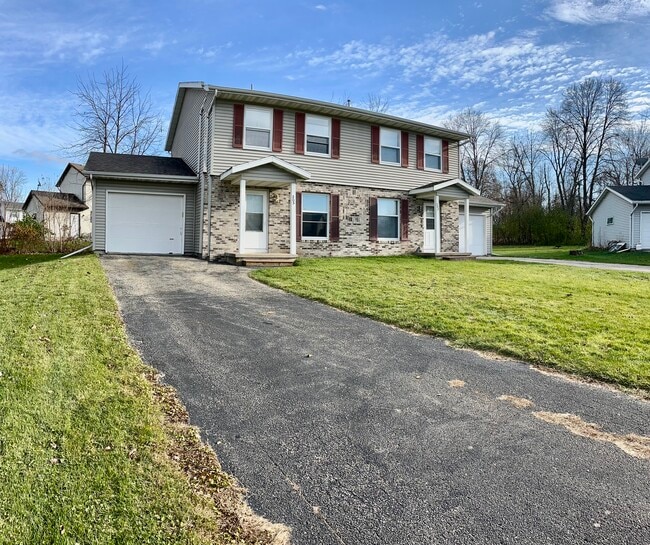 Building Photo - 205 Applewood Ln
