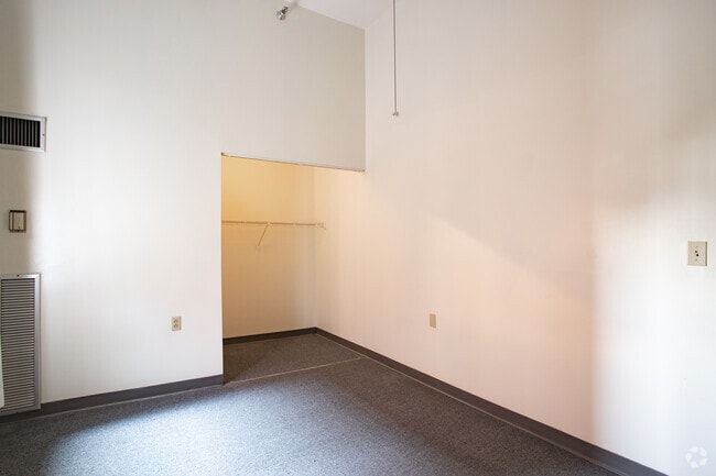 1BR, 1BA - 500 SF