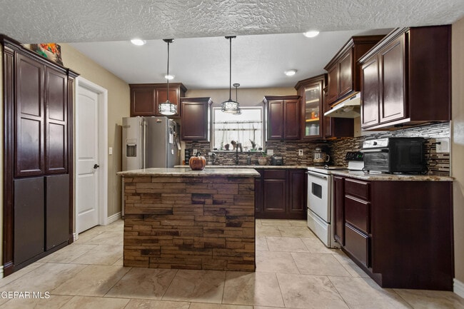 8614 Holmsley Trail