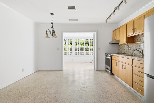 Photo - 205 Rutland Blvd